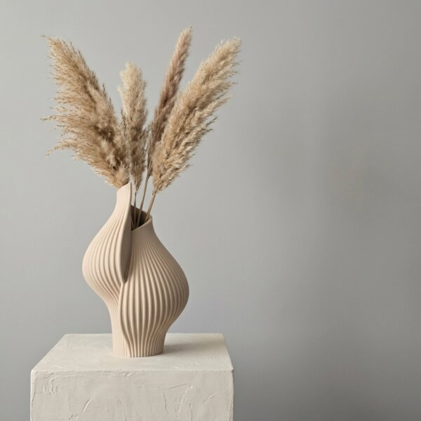 AURA FLAME Vase – Flowing Sculptural Elegance